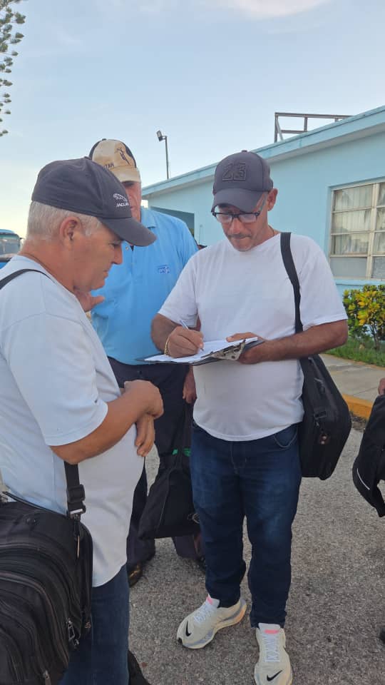 prosacuba's tweet image. Hoy  nuestro matutino, más que una reunión, fue un acto de convicción✊🏻 Alzamos la voz firmando nuestro apoyo inquebrantable a la paz y la estabilidad del pueblo hermano de Venezuela📜✍🏻

 #PazParaVenezuela 🕊️🇨🇺🫂🇻🇪
#PROSA #IndustriasCuba
#JuntosSomosMasFuertes