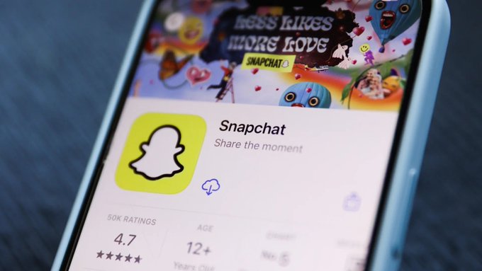 سنابشات سووا اسوا قرار استراتيجي بتاريخهم. كثير مننا يحفظ الستوري والفيديوهات على سناب عشان يذكرك بعد كم سنة. الان قالوا انهم بيحدونها بمساحة 5GB. تبغا اكثر ؟. ادفع !! 100 قيقا ب 2$ شهريا. وفيه خطط تصل الى 5TB 