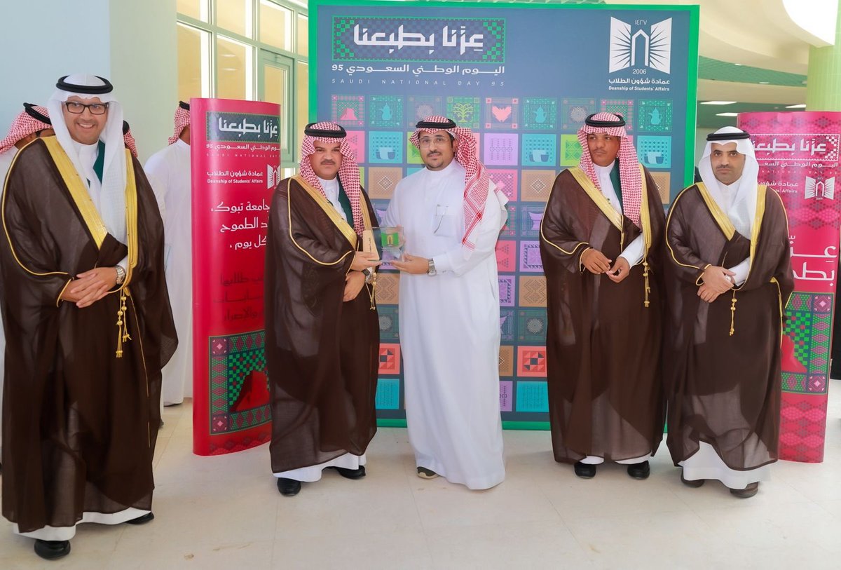 U_Tabuk's tweet photo. ضمن فعاليات الاحتفاء بـ #اليوم_الوطني_السعودي_95 كرّم سعادة رئيس #جامعة_تبوك أ.د.عبد العزيز بن سالم الغامدي طلبة الجامعة ومنسوبيها والجهات التابعة لها ممن حققوا جوائز متقدمة على المستوى الدولي، وذلك تقديراً لجهودهم وتميزهم، وتعزيزاً لدور الجامعة في دعم #الكفاءات_الوطنية وإبراز منجزاتها العلمية والبحثية في المحافل الدولية.

#عزنا_بطبعنا 
@U_Tabuk