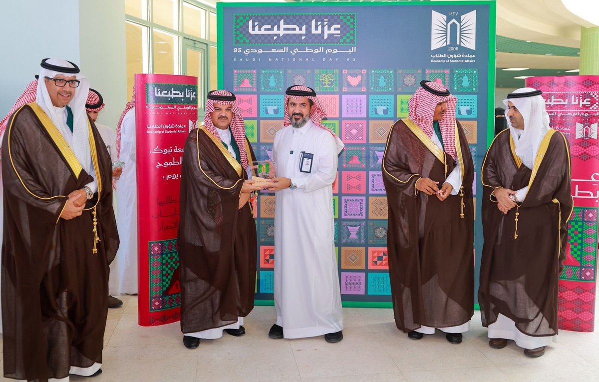 U_Tabuk's tweet photo. ضمن فعاليات الاحتفاء بـ #اليوم_الوطني_السعودي_95 كرّم سعادة رئيس #جامعة_تبوك أ.د.عبد العزيز بن سالم الغامدي طلبة الجامعة ومنسوبيها والجهات التابعة لها ممن حققوا جوائز متقدمة على المستوى الدولي، وذلك تقديراً لجهودهم وتميزهم، وتعزيزاً لدور الجامعة في دعم #الكفاءات_الوطنية وإبراز منجزاتها العلمية والبحثية في المحافل الدولية.

#عزنا_بطبعنا 
@U_Tabuk