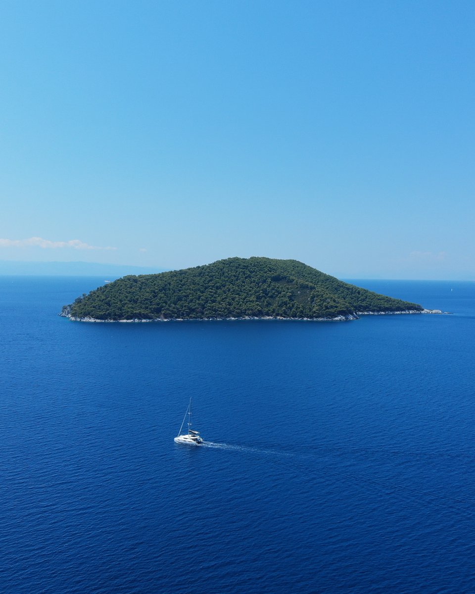 visit_skopelos's tweet photo. Sailing the Blue โ #Skopelos & #Dasia Islet, #Greece!
Where emerald green meets endless blue.
#Sail around #Skopelos and discover hidden gems like the tiny island of Dasia โ a paradise wrapped in pine trees and surrounded by crystal-clear waters.
#YachtingLife #SailingGreece https://t.co/C6XDKdBBs9
