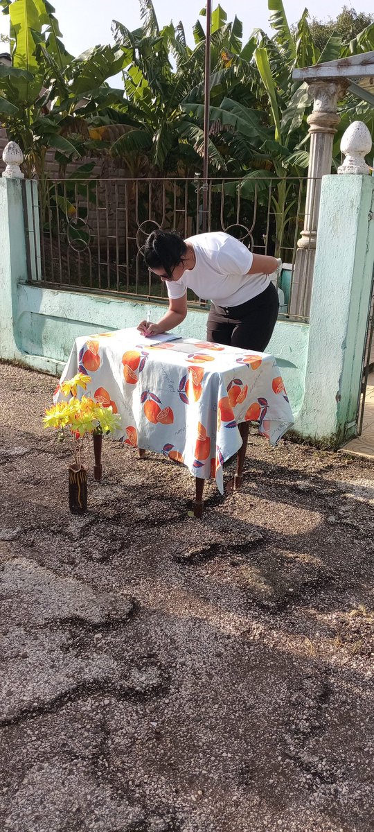 AlvarezRaicel's tweet photo. Empresa Municipal de Comercio Masó realiza en la mañana de hoy la firma en apollo al hermano pueblo de Venezuela .
#ComercioBartolomeMaso
#ComercioGranma
#GECOG
#CubaConVenezuela https://t.co/42DY6rVIlu