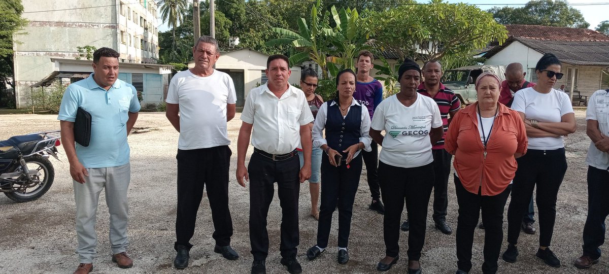 AlvarezRaicel's tweet photo. Empresa Municipal de Comercio Masó realiza en la mañana de hoy la firma en apollo al hermano pueblo de Venezuela .
#ComercioBartolomeMaso
#ComercioGranma
#GECOG
#CubaConVenezuela https://t.co/42DY6rVIlu