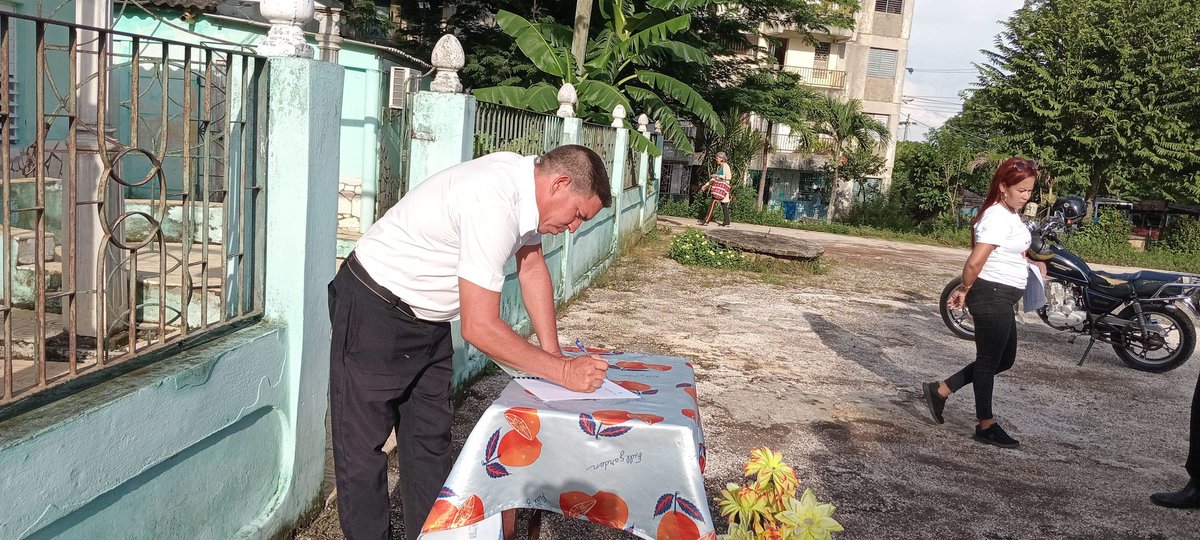 AlvarezRaicel's tweet photo. Empresa Municipal de Comercio Masó realiza en la mañana de hoy la firma en apollo al hermano pueblo de Venezuela .
#ComercioBartolomeMaso
#ComercioGranma
#GECOG
#CubaConVenezuela https://t.co/42DY6rVIlu