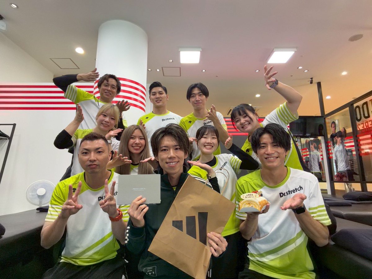 Ds_1yuta5's tweet photo. あべのHoop2年半お世話になりました✨

全力で働かせて頂きました🔥

僕や店舗に関わってくれた沢山の方々、本当にありがとうございました☺️

みっちー、じゅん、蒼、エレナ、文、光、ディアス、元気，彩夏

みんな大好き❗️❗️
Hoop任せたよ✨

#みんなのために行動できる店舗
#世界一雰囲気が良い店舗 https://t.co/1mNYaRF55x