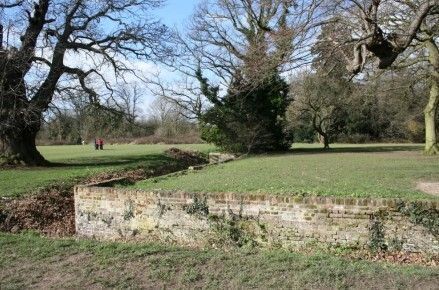 This sunken wall and ditch, according to a 1720 map, completely encircled #Cranford House. Called a Ha-Ha, it was 575m long and built to keep grazing livestock out of the gardens. It is a common feature of ornamental gardens.🐑🌸 

#MuseumMonday #CranfordPark #HillingdonHeritage