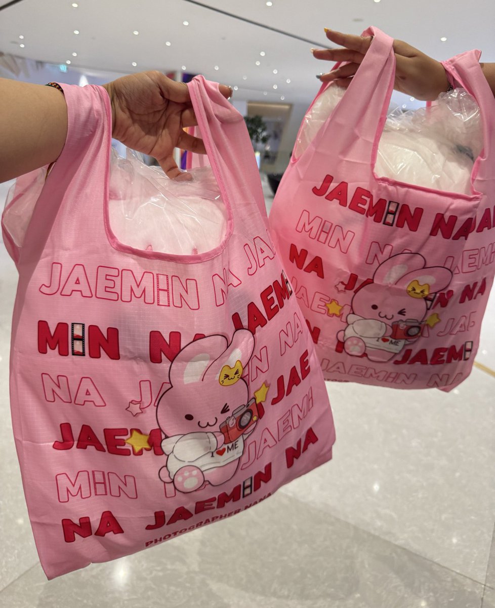 Please RT ใครผ่านมาเห็น เค้ารบกวนฝากรีหน่อยน้า 🙏🏻🥺 
 เนื่องจากมีคนทักมาว่าไม่ทันรอบพรี เลยอยากสอบถามว่า ยังมีใครสนใจอยากให้เปิดหารอีกรอบไหม ( รอบนี้จะทำทรงเดิม แต่จะปรับสีพื้นของกระเป๋า 💖 ให้ชมพูอ่อนลงกว่าเดิมอีกนิสสส 🤏🏻 ) ใครสนใจ เค้าฝากเฟบเอาไว้ หรือเมนชั่นเสนอได้เลยนะ