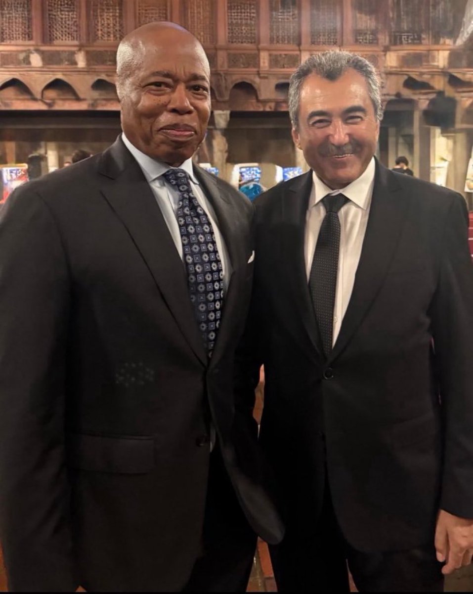 New York Belediye Başkanı Eric Adams ile görüşen Uygur Araştırma Merkezi müdürü <a href="/AHakimIdris/">Abdulhakim Idris</a> Çin'in Uygurlara karşı soykırım uyguladığını söylediğinde, Çin’in Uygur Soykırım yaptığını bildiğini ve "çok üzüldüğünü " söyledi.