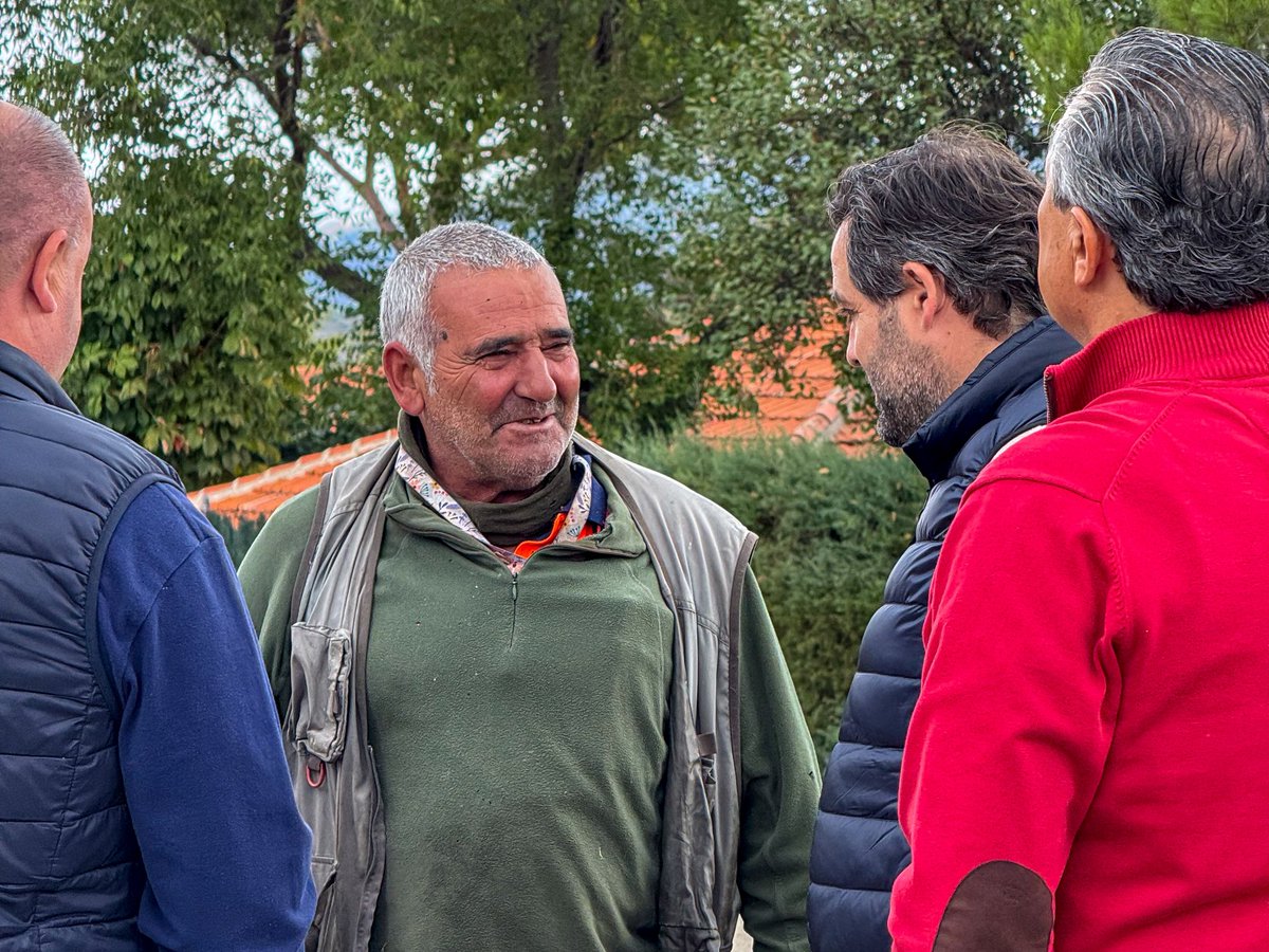 🔥⚠️ El Pico del Lobo está siendo arrasado por las llamas.

El Gobierno de Page ha fallado porque durante la última semana ha estado más preocupado de ocultarlo que de apagarlo.

Lo pagan los vecinos, que sacan adelante esta región.

#PicoDelLobo #CLM #Incendios