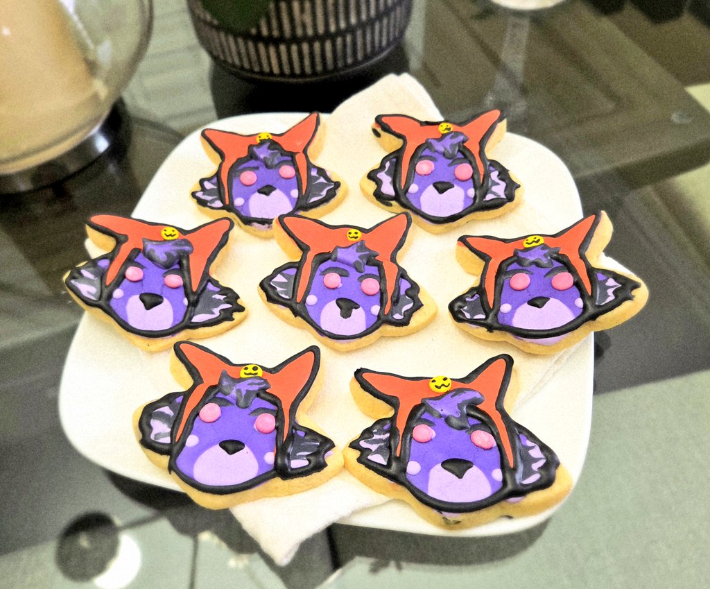 Its been awhile so my work is a little sloppy.. BUT I tried my hand at more Fursona cookies :3 ✨️

I think i wanna try making more of these and get better at my line work =w="

Da cookie's face belongs to <a href="/X3Kekky/">Kekkie</a> 💜🍪 ~