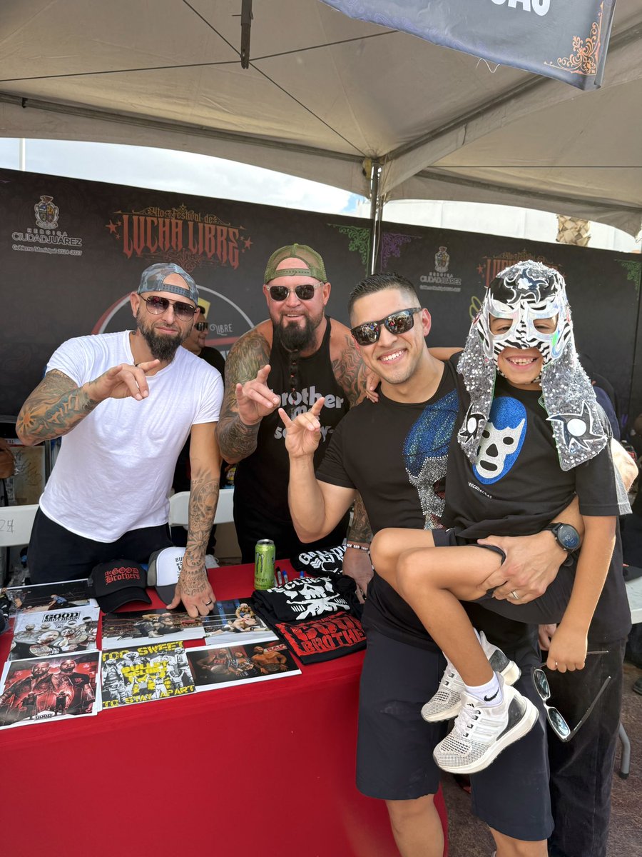Jnap2500's tweet photo. Good Brothers! #TooSweet @The_BigLG @MachineGunKA https://t.co/4TDkRVqYyi