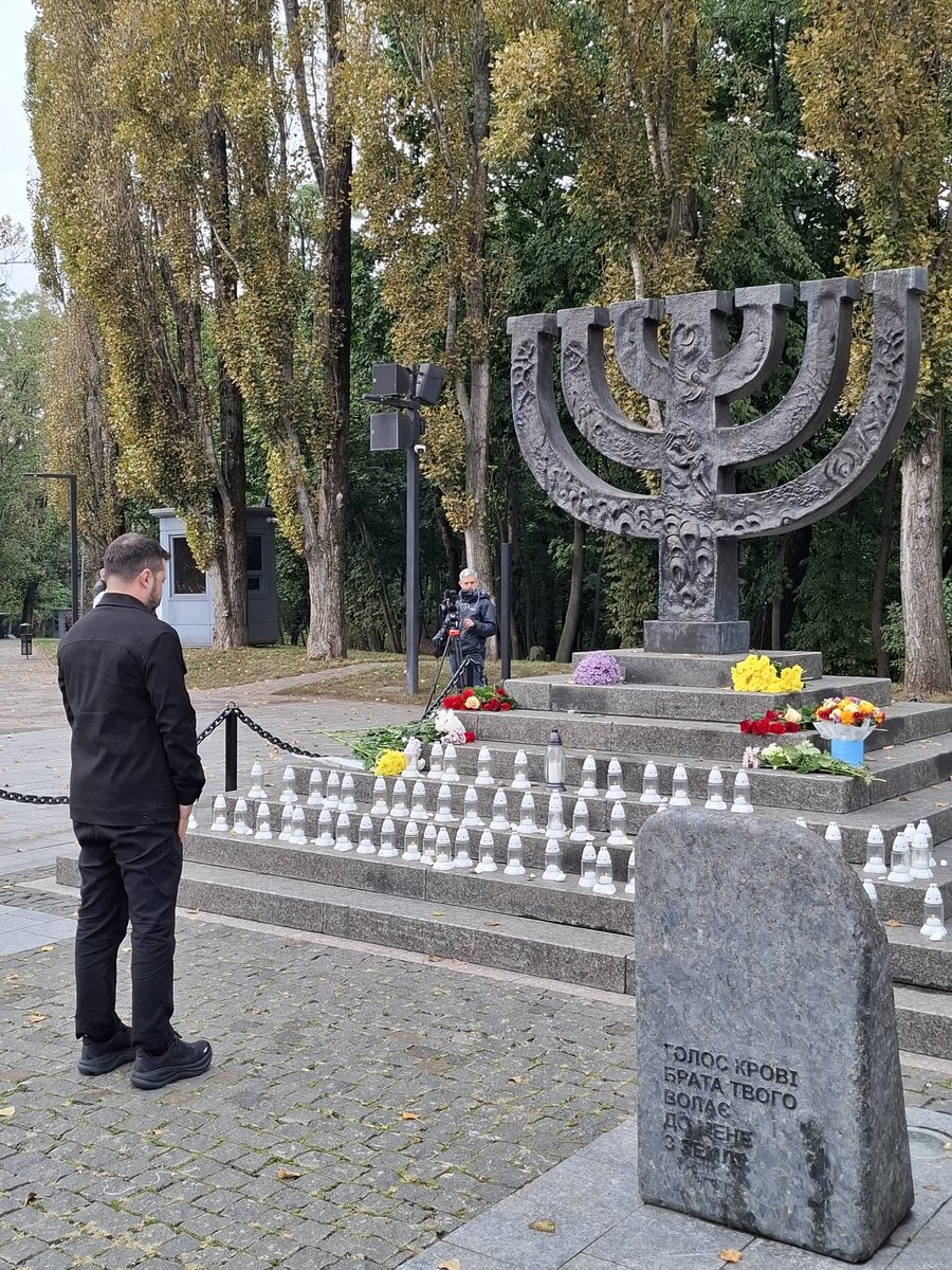 Aux côtés du Président @ZelenskyyUA, commémoration du 84e anniversaire du massacre de Babyn Yar : les 29 et 30 septembre 1941, 34 000 Juifs étaient sauvagement assassinés par les nazis. #shoahparballe L'Ukraine se souvient et regarde l'histoire en face. #nejamaisoublier