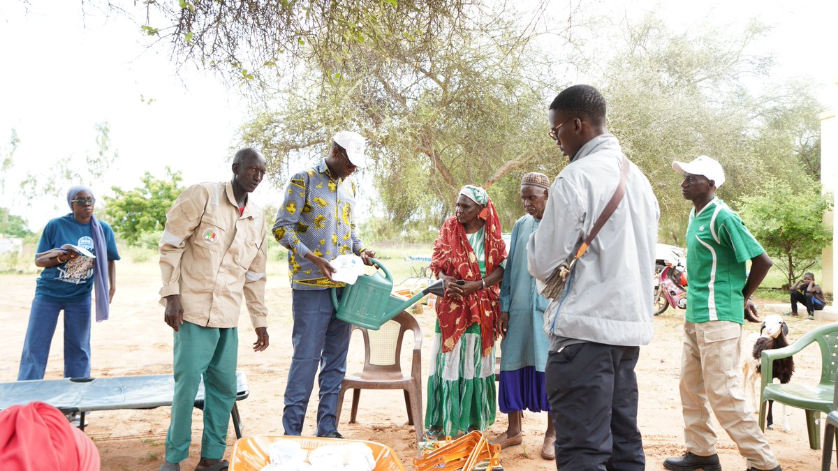 FAOSenegal's tweet image. Échange fructueux avec les autorités locales &amp;amp; remise de matériels aux bénéficiaires de la transformation des PFNL 🌰🌾
#RIPOSTES salue l'engagement communautaire pour les clubs DIMITRA &amp;amp; caisses AVEC !