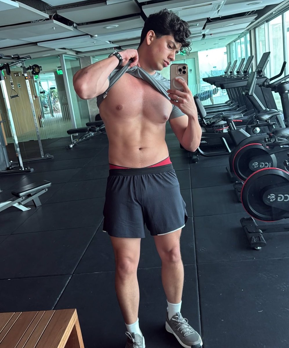 Leo Foguete agita fãs em nova foto! 🫦