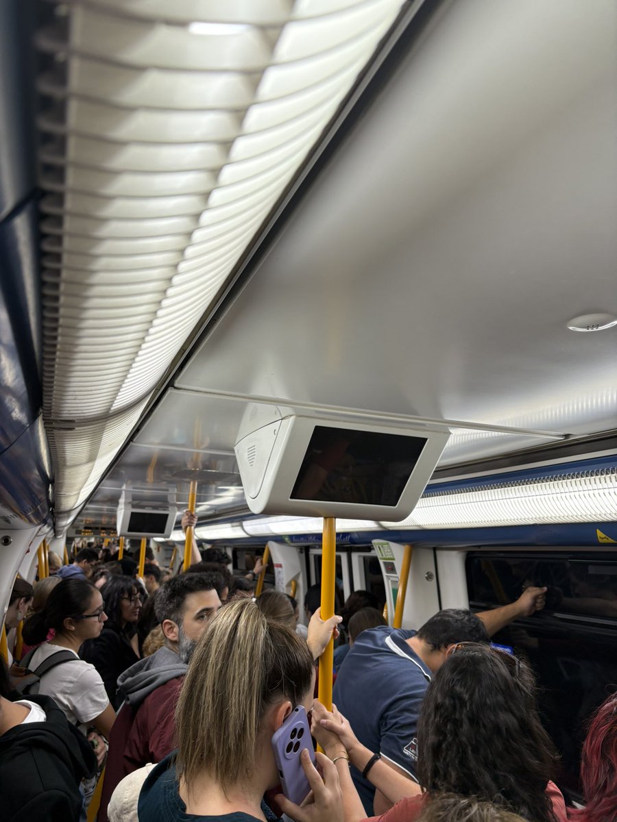 ManmeRB's tweet photo. Y así va la L3 en dirección El Casar. Creo que no estáis entendiendo la situación actual que tenemos en Madrid. No sé para qué pago una cuota mensual si no puedo usar el transporte @metro_madrid #metromadrid https://t.co/SFXV2x0Rla
