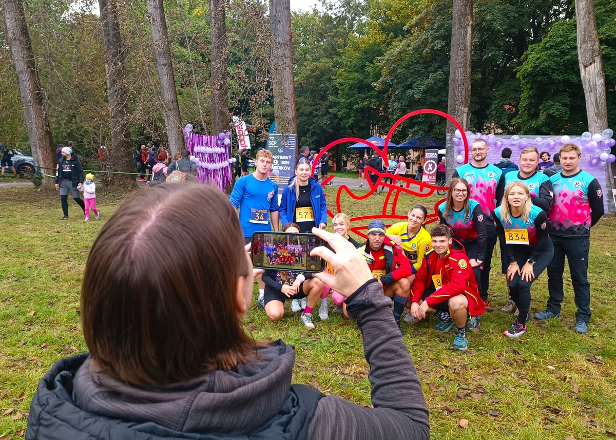 jlfukmartin's tweet photo. V sobotu 27. septembra sa konal už 9. ročník charitatívneho podujatia Martinský beh medikov, ktoré organizujú študenti Jesseniovej lekárskej fakulty UK. Podujatiu prialo aj počasie a na štart sa postavilo celkovo až 898 bežcov. https://t.co/BSnUBVGkvx https://t.co/ZPy2OSkCvn