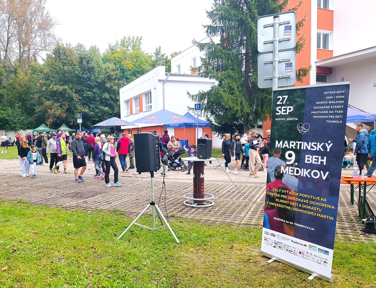 jlfukmartin's tweet photo. V sobotu 27. septembra sa konal už 9. ročník charitatívneho podujatia Martinský beh medikov, ktoré organizujú študenti Jesseniovej lekárskej fakulty UK. Podujatiu prialo aj počasie a na štart sa postavilo celkovo až 898 bežcov. https://t.co/BSnUBVGkvx https://t.co/ZPy2OSkCvn