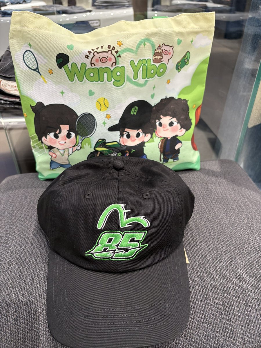 boonyathida's tweet photo. ไปรับหมวกกับร่มมาแล้ว🐷สบายใจ สบายตัวสุดๆ🫶💚
#WangYibo #หวังอี้ป๋อ #YIBO85 #EVISUThailand https://t.co/JEX1ZmKZmQ