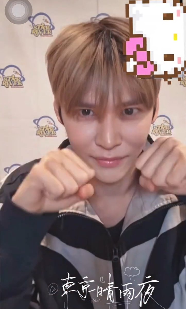 은석이 진짜 귀여울라구 태어났지 
키티 리본까지 도와주고있잔아