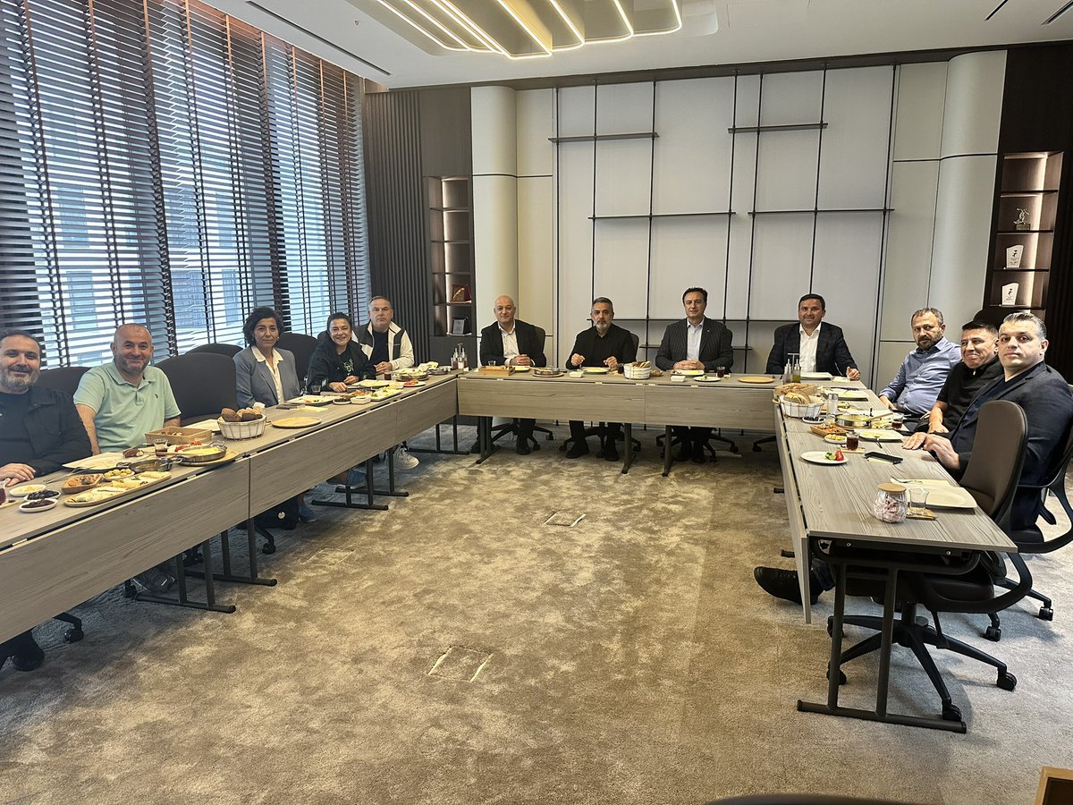 BTSO İnşaat Komiteleri Meclis Üyesi arkadaşlarımızı yeni şirket merkezimizde ağırladık. Sektörel sorunları ve çözüm yollarını konuştuğumuz verimli bir toplantı gerçekleştirdik. Katılımları için tüm meclis üyesi arkadaşlara teşekkür ederim.