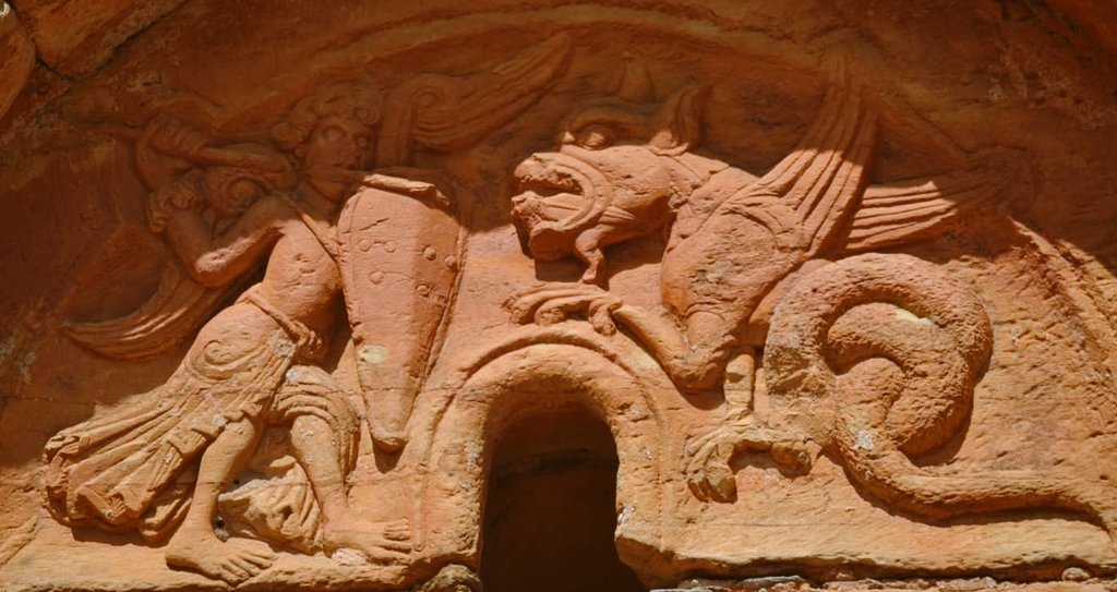 Hoy se celebra el Día de San Miguel. En el arte románico aparece en varias escenas, una de ellas alanceando un dragón, símbolo de la lucha del bien contra el mal.
Algunos ejemplos:
-Catedral Vieja de Salamanca 
-Monasterio de Gradefes
-Gumiel de Izán 
-Turienzo de los Caballeros