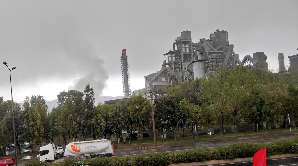 İzmir'de Batıçim, filtrelemesi gereken atığı hava yağmurlu, bulutlu olduğunda ya da orman yangını çıktığında salıp kenti zehirliyor.

Açık havada atığı bırakırsa tepki çekeceği için yıllardır böyle bir yöntemle devam ediyor.