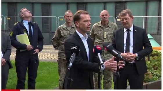 Årets pressefoto er dette frame fra dagens pressemøde, hvor Rigspolitichefen nervøst prøver at se, hvad der flyver over, mens to ministre prøver at få intet til at lyde som noget.
