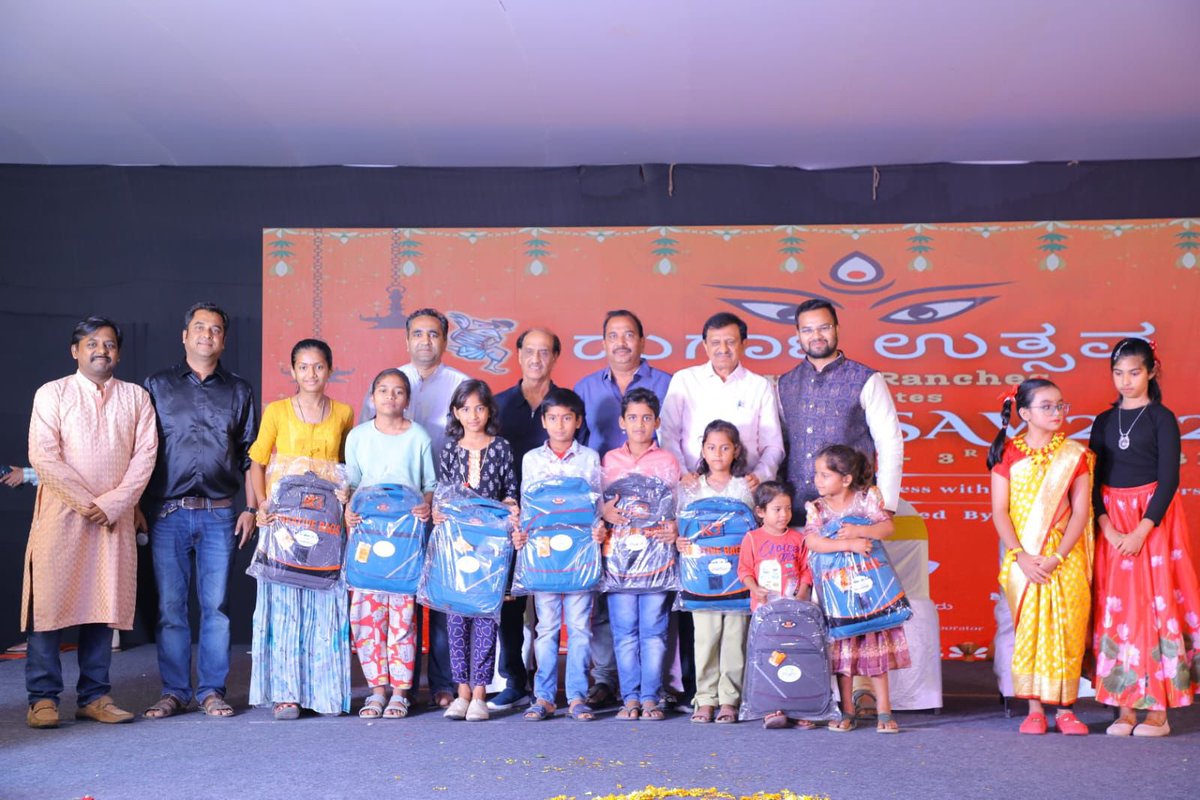 DrCNManjunath's tweet image. ಬೆಂಗಳೂರಿನ ಹೊಸರಸ್ತೆಯಲ್ಲಿರುವ ಮಹಾವೀರ್ ರಾಂಚಿಸ್ ಅಪಾರ್ಟ್ಮೆಂಟ್ ನಲ್ಲಿ ಆಯೋಜಿಸಿದ್ದ ದುರ್ಗಾಪೂಜೆ ಕಾರ್ಯಕ್ರಮದಲ್ಲಿ ಭಾಗಿಯಾಗಿ ಎಲ್ಲರಿಗೂ ಒಳಿತಾಗಲೆಂದು ತಾಯಿಯಲ್ಲಿ ಪ್ರಾರ್ಥಿಸಿದೆ. 

ಈ ವೇಳೆ CSR ಅನುದಾನದಡಿಯಲ್ಲಿ ಶಾಲಾ ಮಕ್ಕಳಿಗೆ ಶಾಲಾ ಕಿಟ್ ಗಳನ್ನು ವಿತರಿಸಲಾಯಿತು. 

#durgapooja #csrfunds #apartments #Blorerural