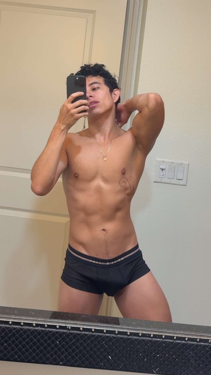 REphoenixseb's tweet photo. Needing  a massage so bad rn 😪 https://t.co/W0URR2Ullh