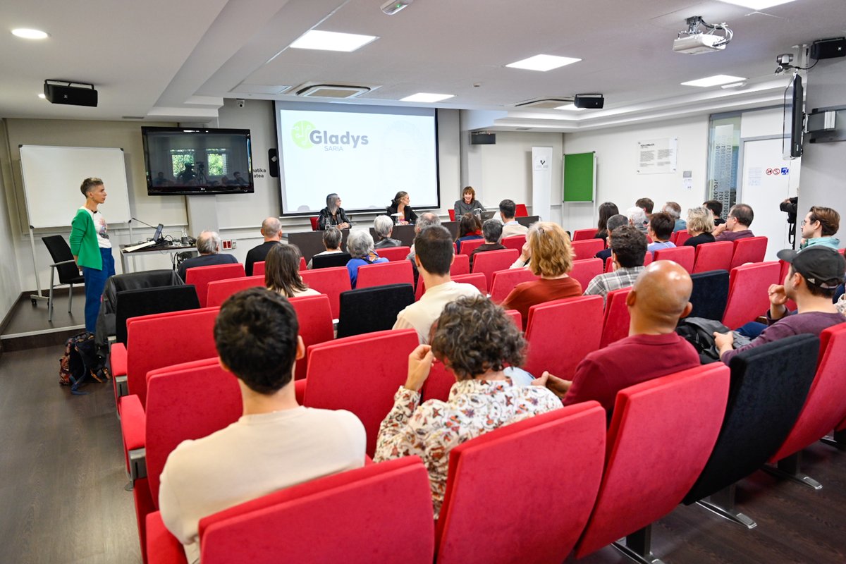 GLADYS SARIA 2025 👩‍💻

Usue Moriren hitzetan, adimen artifiziala geratzeko iritsi eta “guztiok izan beharko genuke zer esana: nolako adimen artifiziala eta zertarako nahi dugun”.

Bideoa ikusi 👉 l.eus/vghrli