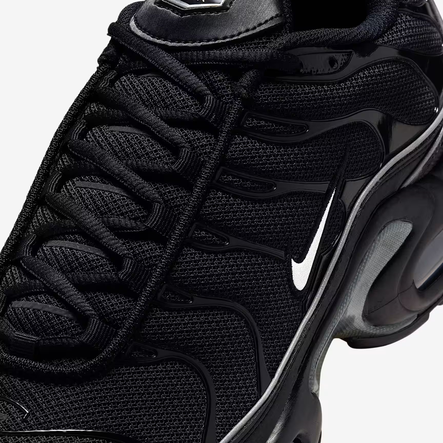 【新品未使用・最終値下げ】Nike エアマックスアイラ　ブラック26cm NIKE AIR MAX PLUS AQUA/METALLIC SILVER-BLACK-WHITE（ナイキ