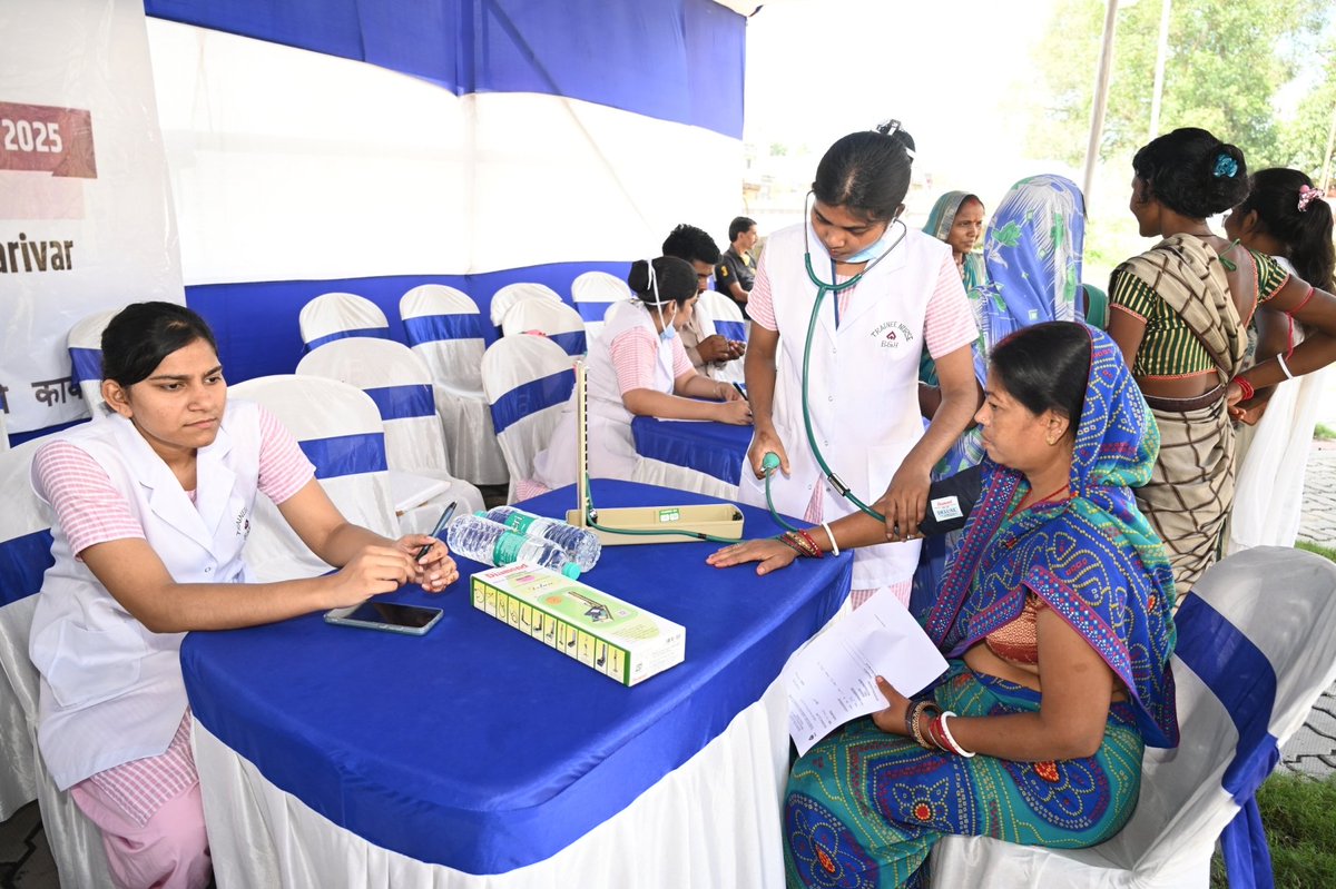 SAILBSL2's tweet photo. #SashaktNariSwasthPariwar #MedicalScreening #SAILCSR #BSLCSR 
बीएसएल के परिक्षेत्रीय गांव गोड़ाबाली (दक्षिण) बिशुनपुर पंचायत में "स्वस्थ नारी, सशक्त परिवार" अभियान के तहत मेडिकल स्क्रीनिंग और पोषण जागरूकता शिविर आयोजित
______________________________
बीएसएल के सीएसआर विभाग और बीजीएच की संयुक्त पहल में 30 वर्ष से अधिक उम्र की महिलाओं के लिए "स्वस्थ नारी, सशक्त परिवार अभियान” के तहत मेडिकल स्क्रीनिंग और पोषण जागरूकता शिविर का आयोजन बीएसएल के परिक्षेत्रीय गांव गोड़ाबाली (दक्षिण) बिशुनपुर  पंचायत के सामुदायिक हॉल में आयोजित किया गया. यह कार्यक्रम दिनाँक 17 सितम्बर से 02 अक्टूबर तक आयोजित होने वाले "स्वस्थ नारी, सशक्त परिवार अभियान"  के बैनर तले केंद्र सरकार की पहल की श्रृंखला का एक हिस्सा है. 
इस शिविर के दौरान महिलाओं के समग्र स्वास्थ्य के लिए बीपी, शुगर, हीमोग्लोबिन, ऊंचाई, वजन, बीएमआई इंडेक्स, डेंटल हाइजीन की जांच की गई. कार्यक्रम में बीजीएच के प्रभारी मुख्य चिकित्सा पदाधिकारी डॉ. बी.बी करुणामय, एवं डॉ. इंद्रनील चौधरी मुख्य चिकित्सा पदाधिकारी (बीजीएच) मेडिकल टीम के साथ उपस्थित थे. परिक्षेत्रीय गांव गोड़ाबाली (दक्षिण) बिशुनपुर  पंचायत की मुखिया श्रीमती बेबी देवी, सामाजिक कार्यकर्ता श्री गणेश ठाकुर एवं वार्ड सदस्य लाल बाबू अंसारी ने  इस पंचायत की सभी महिलाओं को इस कार्यक्रम में बड़े पैमाने पर भाग लेने के लिए प्रोत्साहित किया. इस शिविर के दौरान परिक्षेत्रीय गांव गोड़ाबाली (दक्षिण) बिशुनपुर  पंचायत की कुल 70 महिलाओं का स्वास्थ्य जाँच किया गया. 
सीएसआर विभाग से सुश्री ऋचा कुणाल सहायक महाप्रबंधक (सीएसआर), श्री नीरज कुमार त्रिपाठी वरीय प्रबंधक  (सीएसआर), श्री प्रवीण कुमार सहायक प्रबंधक (सीएसआर) अपनी पूरी  टीम के साथ शिविर में शामिल थे.
@SAILsteel 
@SteelMinIndia 
@amarendu