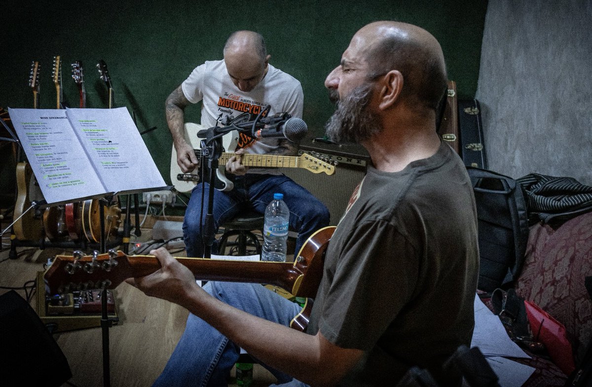 Movimiento en la trinchera enemiga. Seguiremos informando. 

📸 <a href="/Oscarcarriqui/">Oscar Carriquí</a>