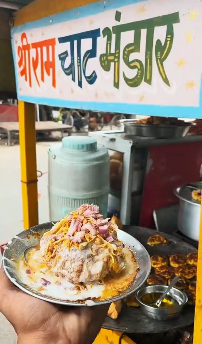 The_Humor0us's tweet photo. Shri Ram chat bhandar की प्रसिद्ध दही कचौरी🍛 Only in rupees 50/- #streetfood #kachori #DahiPuri https://t.co/dOrefgtLGA