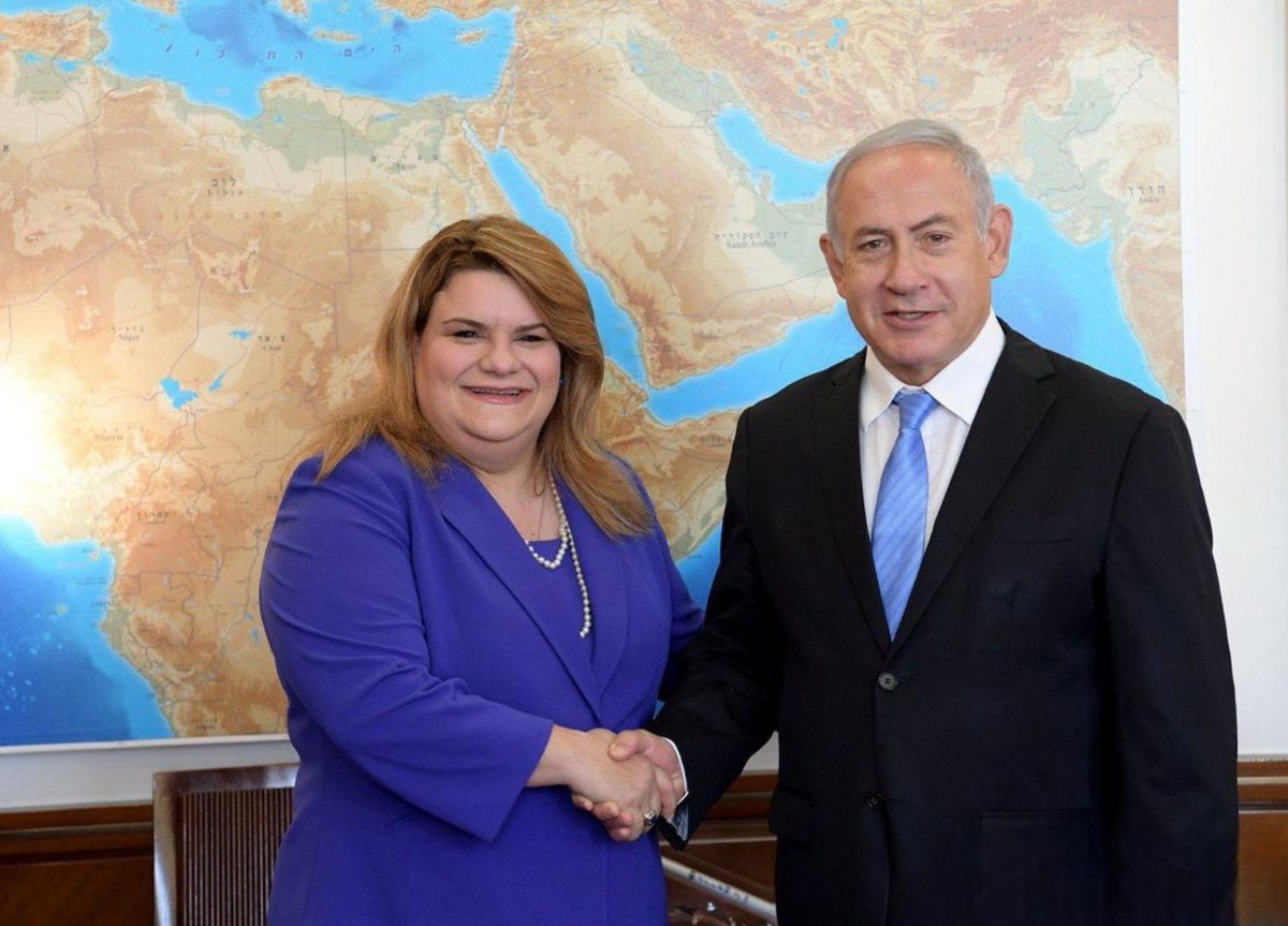 Al parecer Jennifer González borro esta foto de su pag, busque y no la encontré. Pero vamos aqui esta para todos!