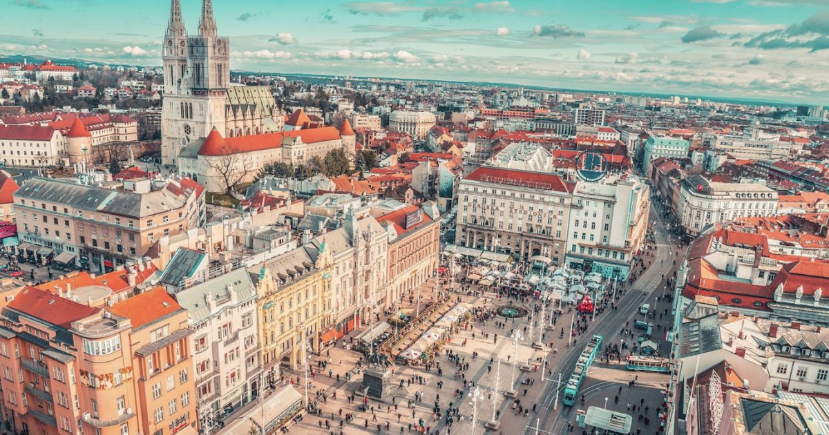 thedroptimes's tweet image. 📅 @DrupalConEur Vienna 2025: Oct 14–17 @ Austria Center Vienna.
7 tracks, 100+ sessions, keynotes incl. Driesnote + “Web in 2035,” plus Splash Awards + contribution days.
Full preview on TDT 👉 bit.ly/4pKGCaj
#DrupalCon #DrupalCommunity #DrupalEvents