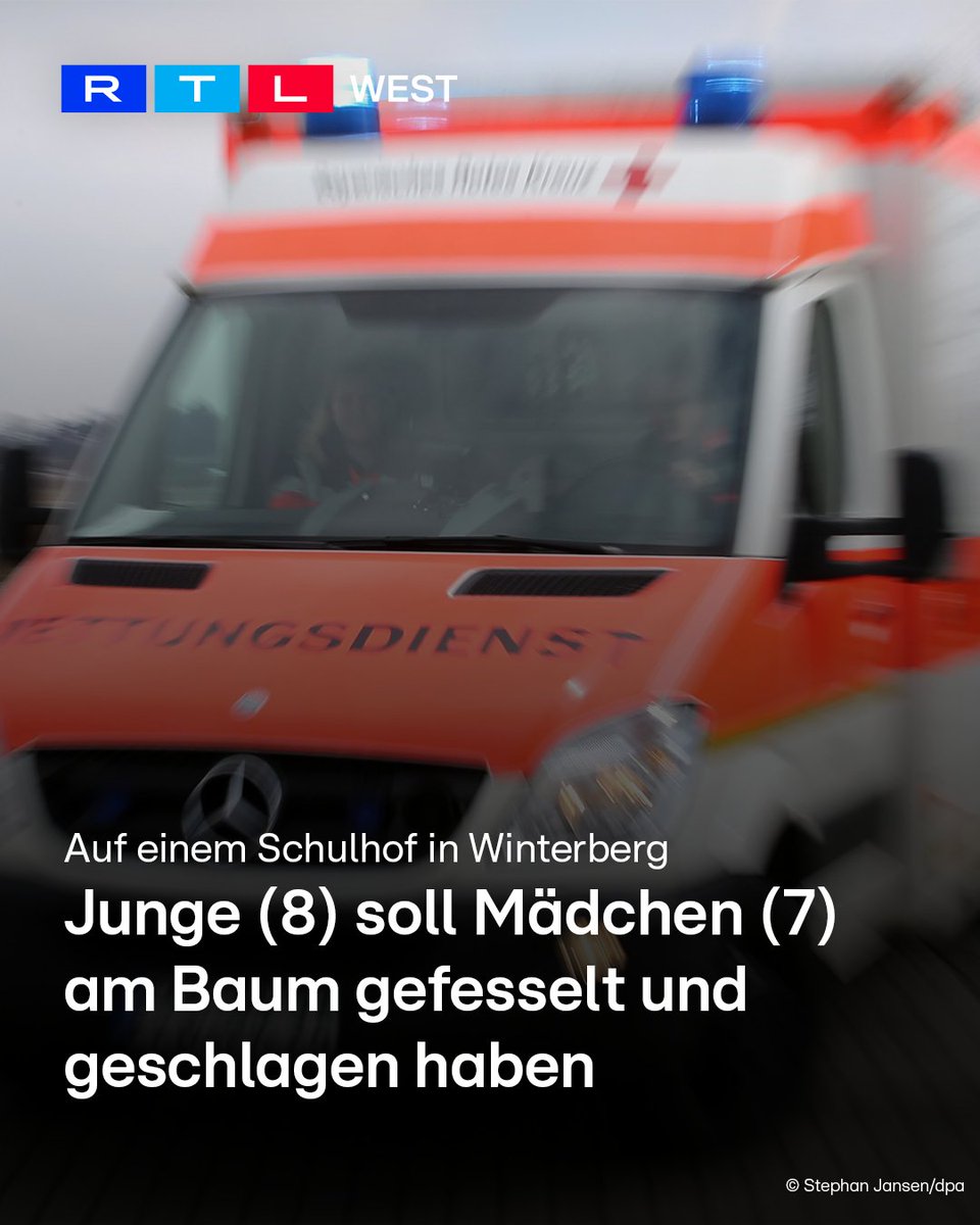 RTLWEST's tweet photo. Auf einem #Schulhof in #Winterberg soll ein Mädchen an einen Baum gefesselt worden sein. Ein achtjähriger Junge soll die Siebenjährige dabei ins Gesicht geschlagen haben. Der #Vorfall passierte wohl in einer Unterrichtspause. Das Kind erlitt leichte #Verletzungen. Dessen Mutter erstattete #Anzeige bei der #Polizei. Die #Ermittler prüfen nun den Verdacht der gefährlichen #Körperverletzung. Auch die Schulaufsicht der Bezirksregierung Arnsberg ist eingeschaltet. Die Hintergründe des Vorfalls sind noch unklar.