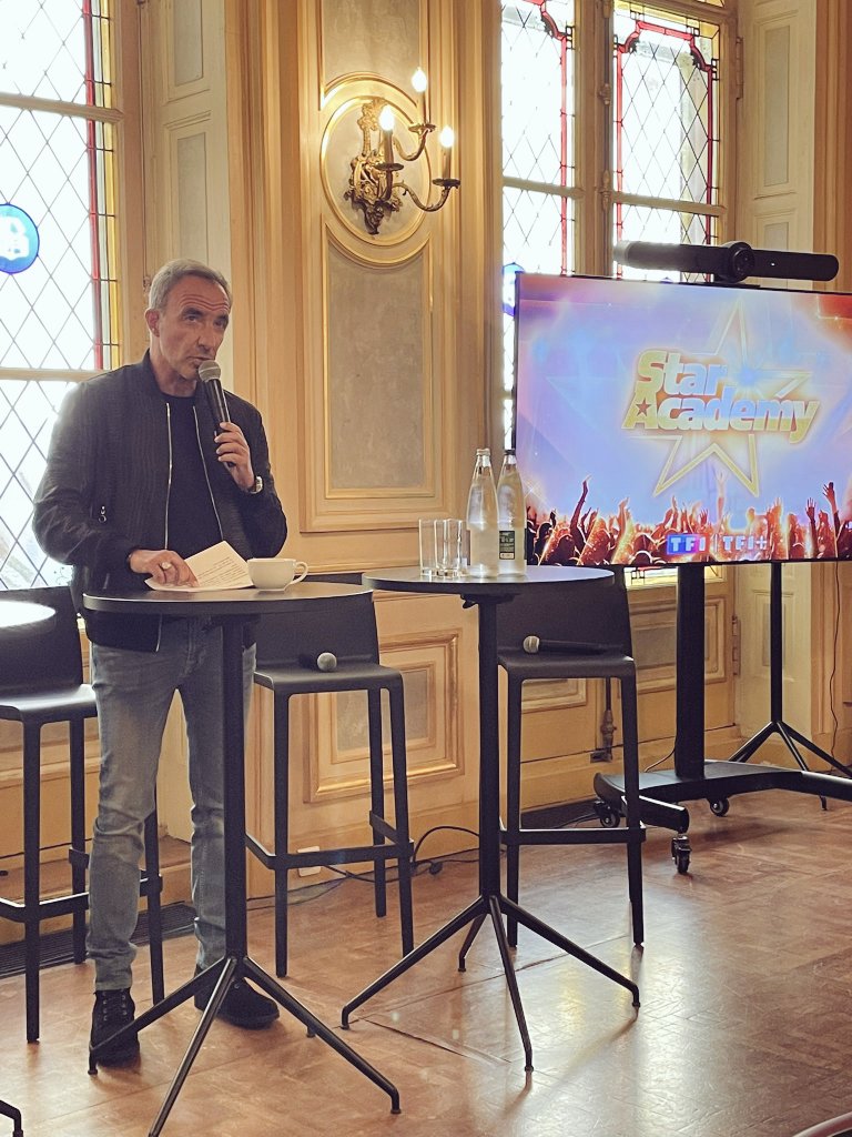 Nikos ouvre la conférence de presse de la #StarAcademy avec sans surprise la confirmation du lancement, le 18 octobre sur TF1. ©Fabrandann