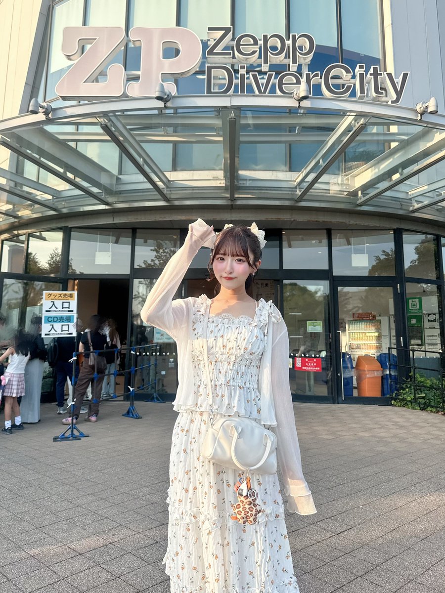 sayama_shiho's tweet photo. ついに明日、卒業ライブです🌸

13年間のアイドル人生の集大成、
最後のステージを迎えます♡

ここまでこれたのは
支えてくれたみんながいたから♡
出逢ってくれて本当にありがとう🙏🧡

明日、Zepp DiverCityで
私のすべてを込めて歌います…♡
最後の瞬間まで一緒に過ごしてください♡♡♡ https://t.co/go4UVd5CAa