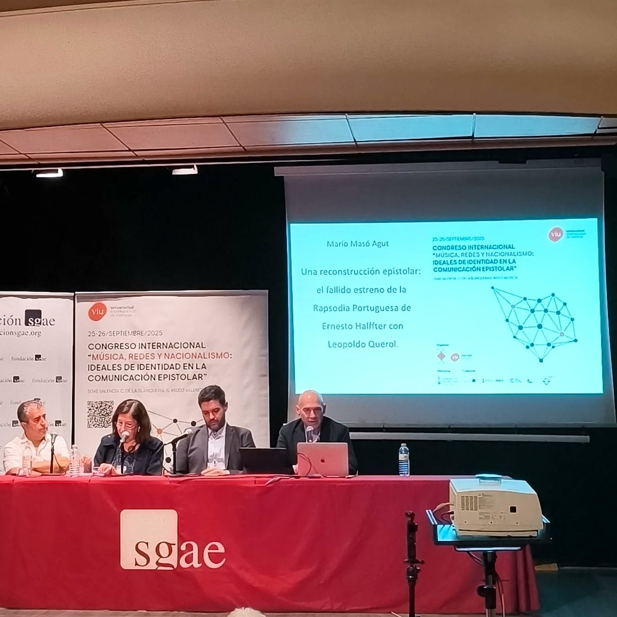 El passat dijous 25 de setembre va tindre lloc el Congrés Internacional "Música, redes y nacionalismo: ideales de identidad en la comunicación epistolar", celebrat a la seu de la SGAE, on participaren Mario Masó i Jorge García.
Gràcies a l'equip MUSurba de la VIU per oportunitat!