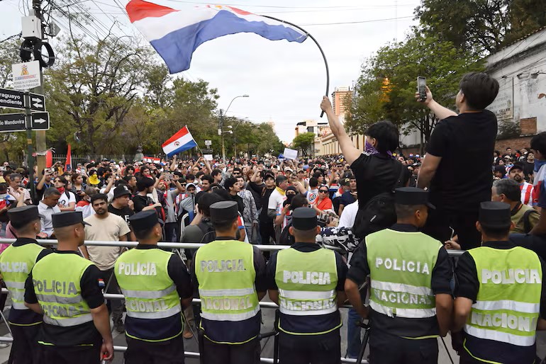 BernardoFarina's tweet image. La conferencia de hoy fue una letanía de autoelogio policial ante la manifestación. Según ellos, 3000 valientes policias les ganaron a "350" cobardes "vándalos". Ahora esperamos que les ganen la guerra a motochorros, traficantes y asaltantes. Ahí veremos si son tan machitos.