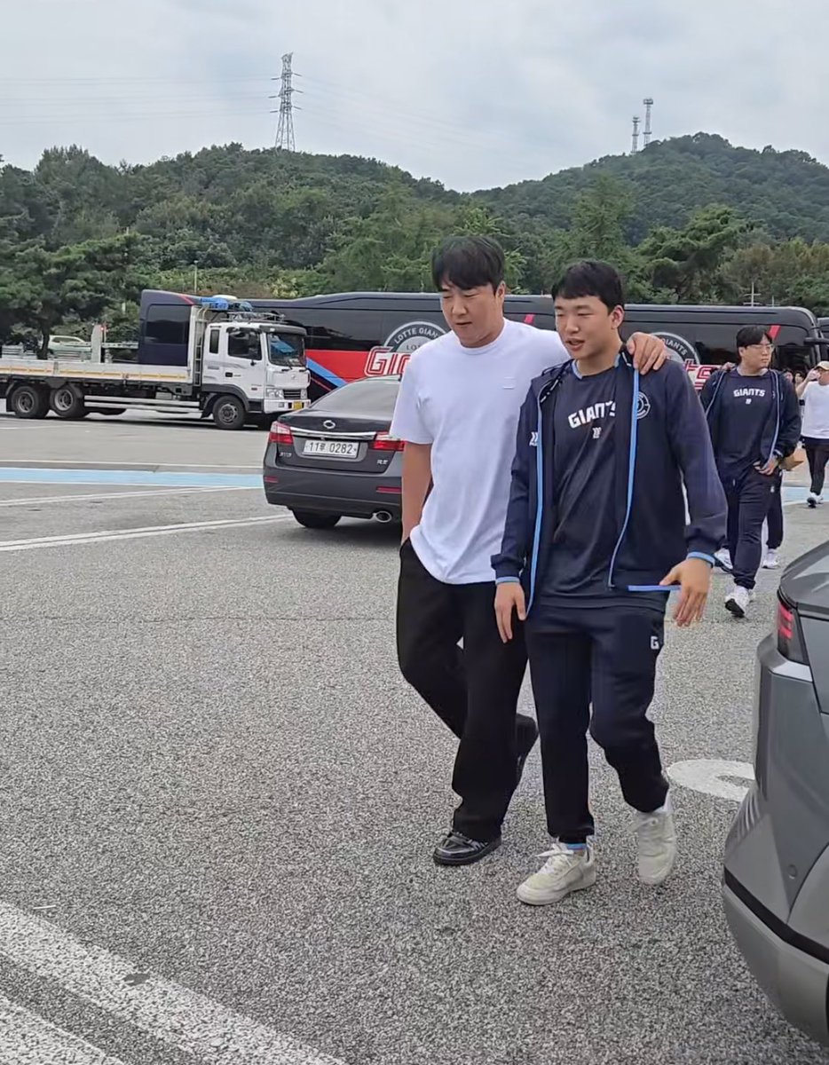 ㅅㄹㄷ에서 주웠는데 
호준이 존나 중학생이고 정훈은 담임쌤