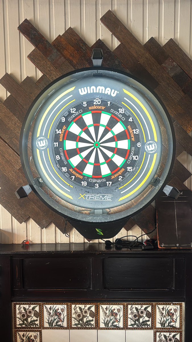 mpjtiger10's tweet photo. @DowntDog what does Jon think of the new board in the black swan?? https://t.co/wMSL7g4mI0