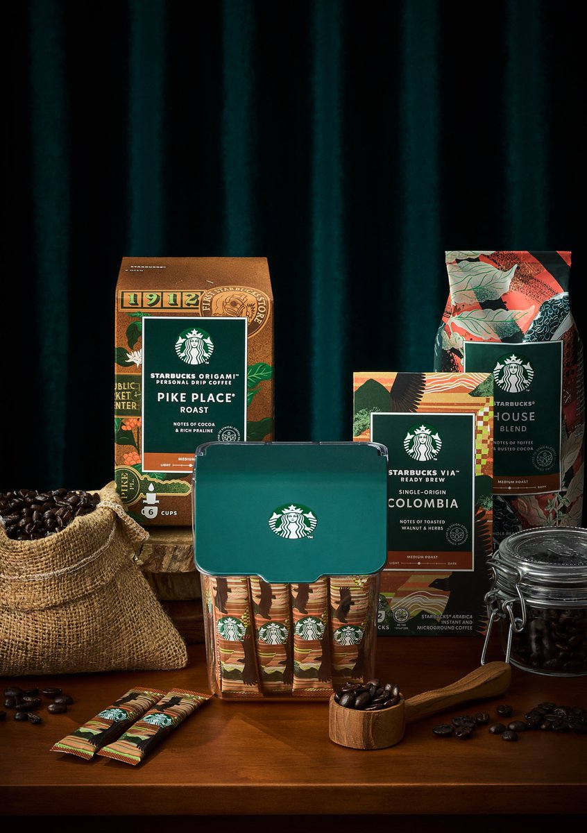 MORE COFFEE, MORE REWARDS 세계 커피의 날을 기념하여 언제 어디서나 스타벅스 커피를 즐길 수 있는 커피 디스펜서를  드립니다!☕ 스타벅스 사이렌 로고가 담긴 헤리티지 디자인으로 비아(VIA)와 같은 스틱 커피를 담아 편리하게 꺼내 쓰며