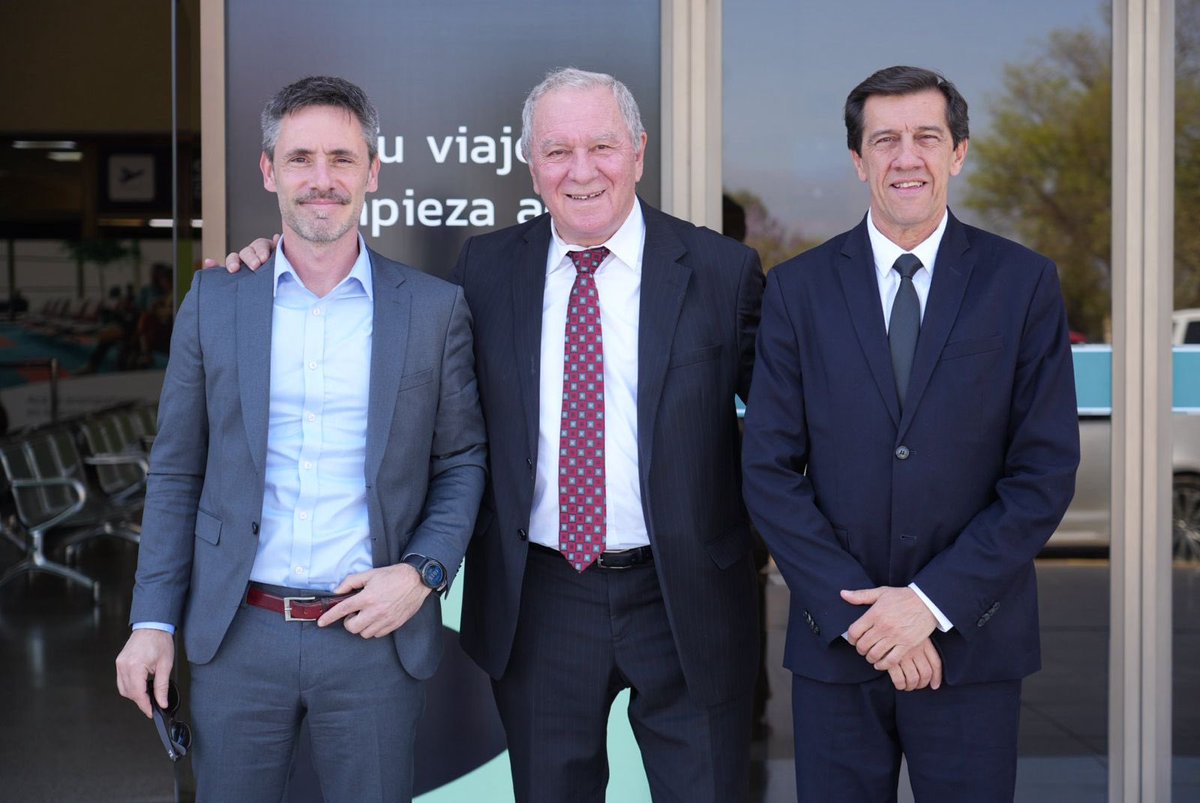 rrdusso's tweet photo. Recibimos al gobernador @carlossadirjuy, junto a quien estaremos compartiendo el 14° Seminario Internacional: Litio en la Región de Sudamérica, un evento imprescindible para la industria del litio que reconoce a Catamarca y la región como un pilar en la producción global. https://t.co/J8cOLEur8K