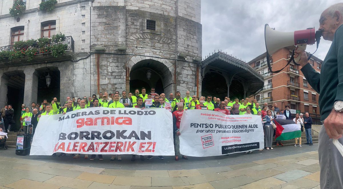 🔴Maderas de Llodioko komiteak agerraldia egin du, 
eskualde elkartasunari eskerrak eman, haien egoeraren larritasuna azaldu eta instituzioei inplikazioa eskatzeko
#KaleratzerikEz
#DeslokalizaziorikEZ
#GarnicaCulpable
#EnDefensaDelEmpleo
#SOSaiaraldea
¡Por el futuro de Maderas!