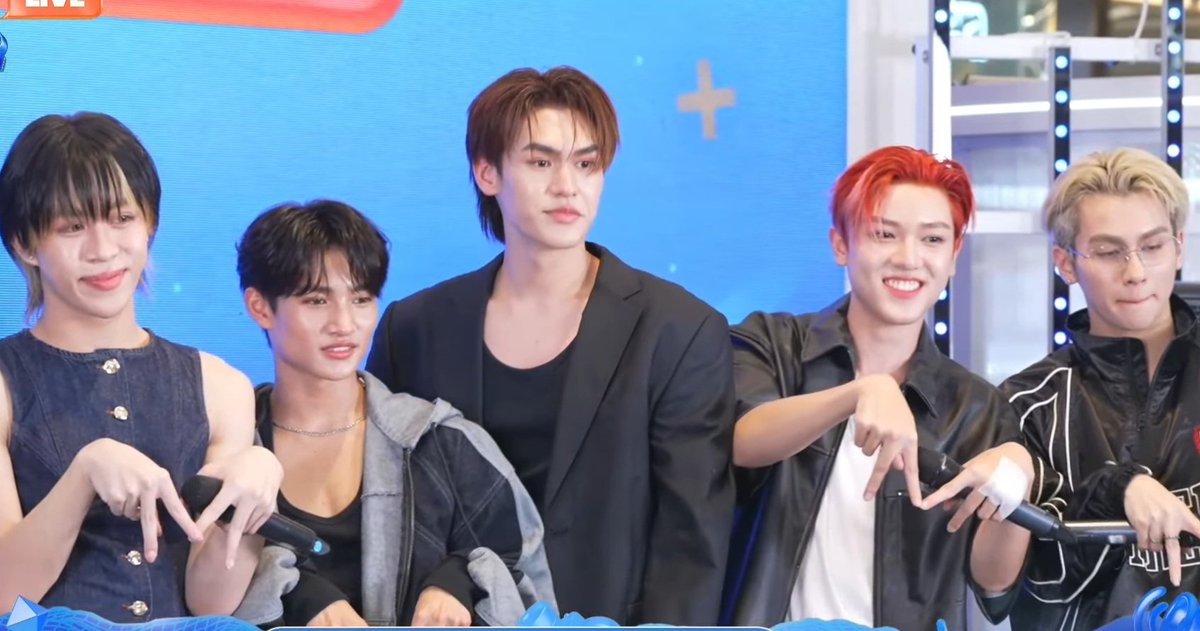 Aliizrae's tweet photo. AHHH I LOVE THEIR NEW LOOK 💞💞
The hair colours really suit them 🤭

#TMCLIVExDICE_BILLIONAIRE #DICE_SONRAY #DICE_BILLIONAIRE https://t.co/yp7FEIsWgL