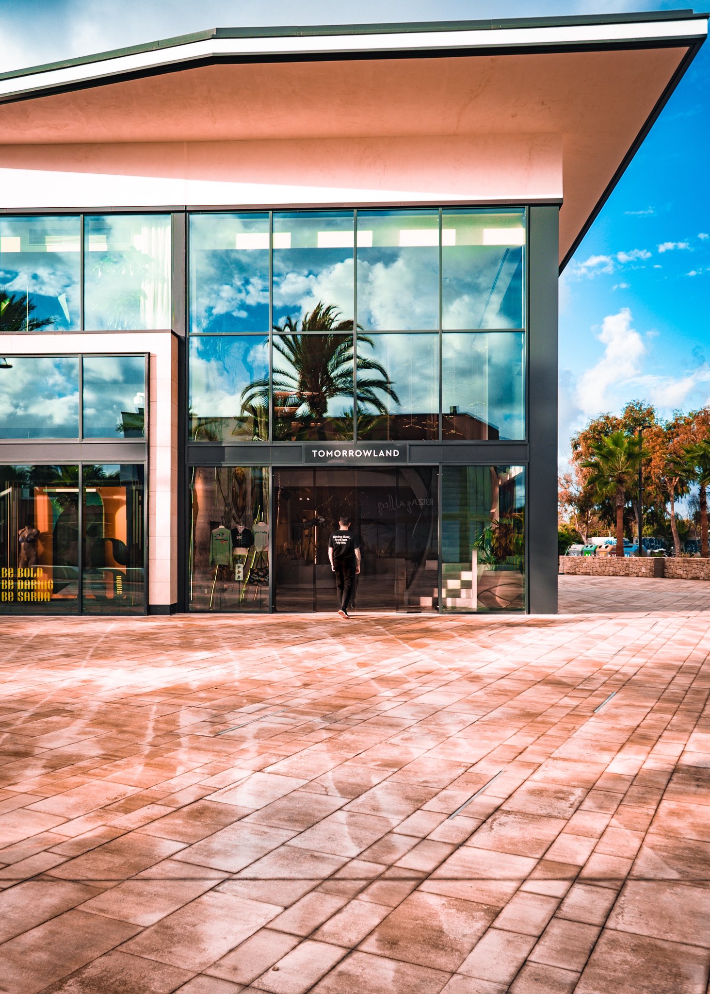 sucked　　　　　　　　　　　　　　　　　TOMORROWLAND Luca Testa on X: 