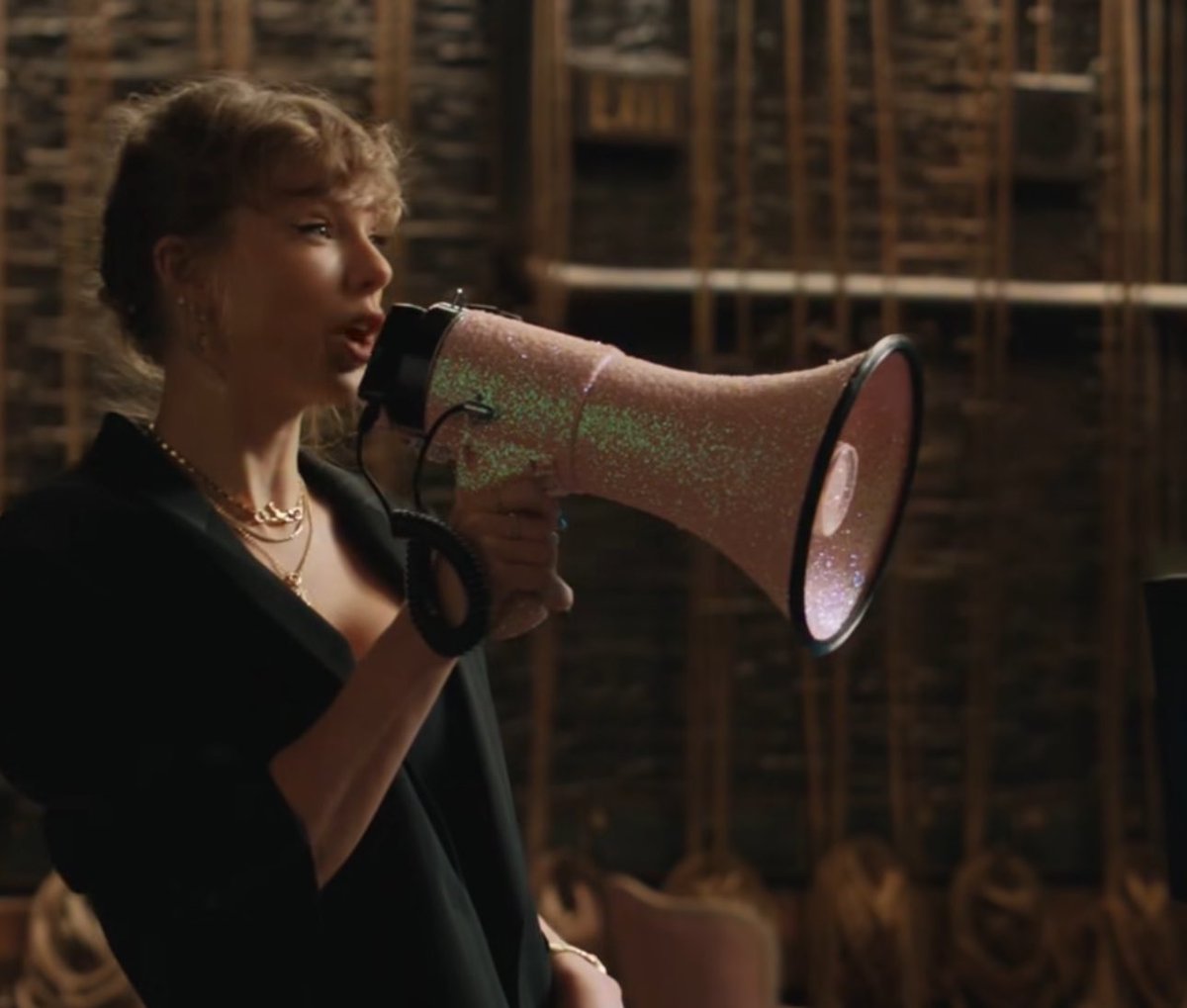 enerianna's tweet photo. WE GET A NEW TAYLOR ALBUM IN JUST 4 DAYS https://t.co/Jk6V5rLBLp
