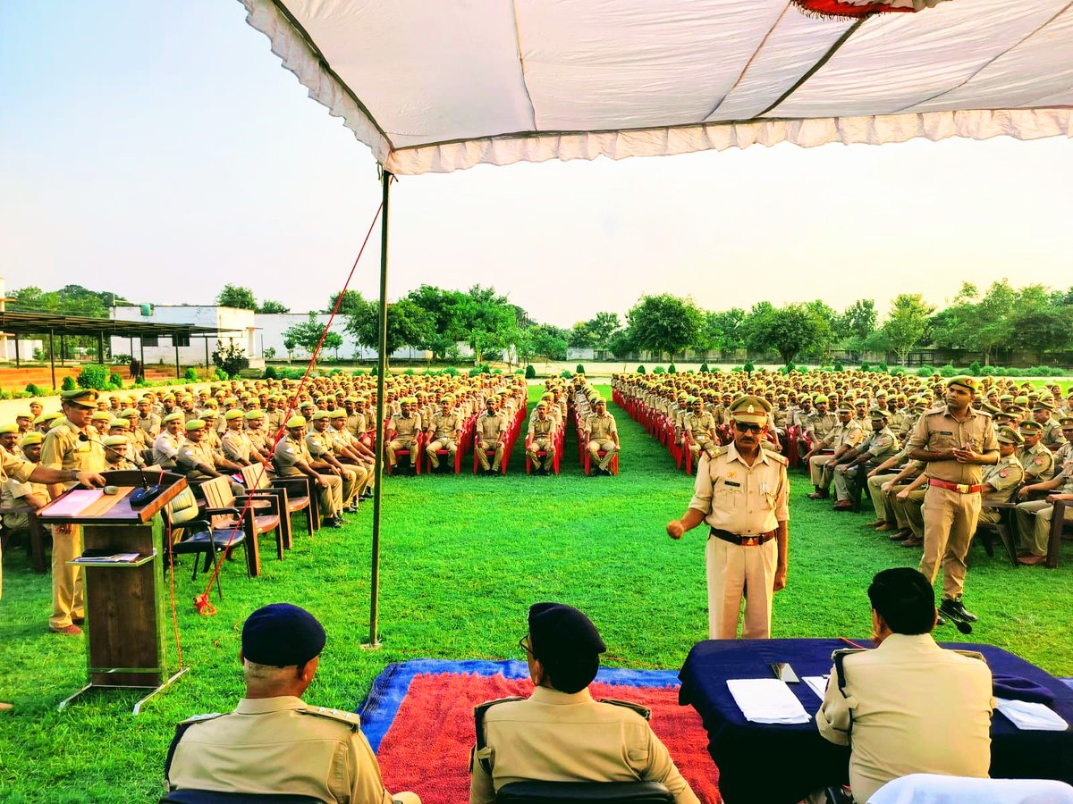 पुलिस प्रशिक्षण विद्यालय, सुल्तानपुर में आयोजित मासिक सम्मलेन में प्रशिक्षुओं और कर्मचारियों की समस्याएं सुनकर उनका समाधान किया गया | अच्छा काम करने वाले कर्मचारियों एवं प्रशिक्षुओं को सम्मानित भी किया गया.. 💐💐
